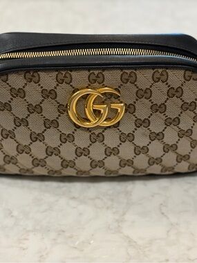 GUCCI
Authentic Monogram Matelasse Diagonal
Small GG Marmont Chain
Shoulder Bag